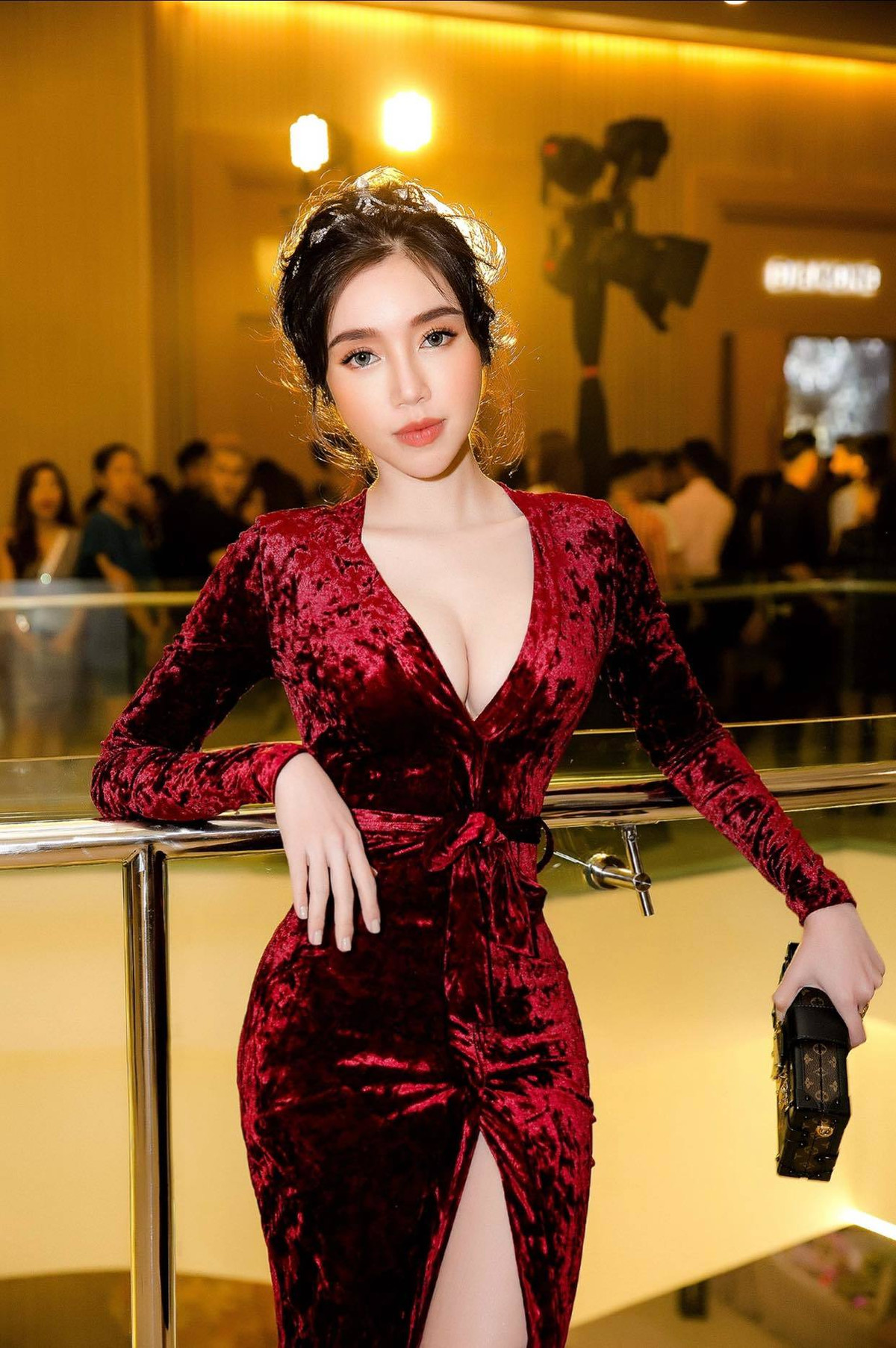 Sở hữu thân hình gợi cảm với số đo 3 vòng lý tưởng, Elly Trần luôn biết cách khoe trọn đường cong tuyệt mỹ dưới mọi góc chụp khiến người xem không thể rời mắt.