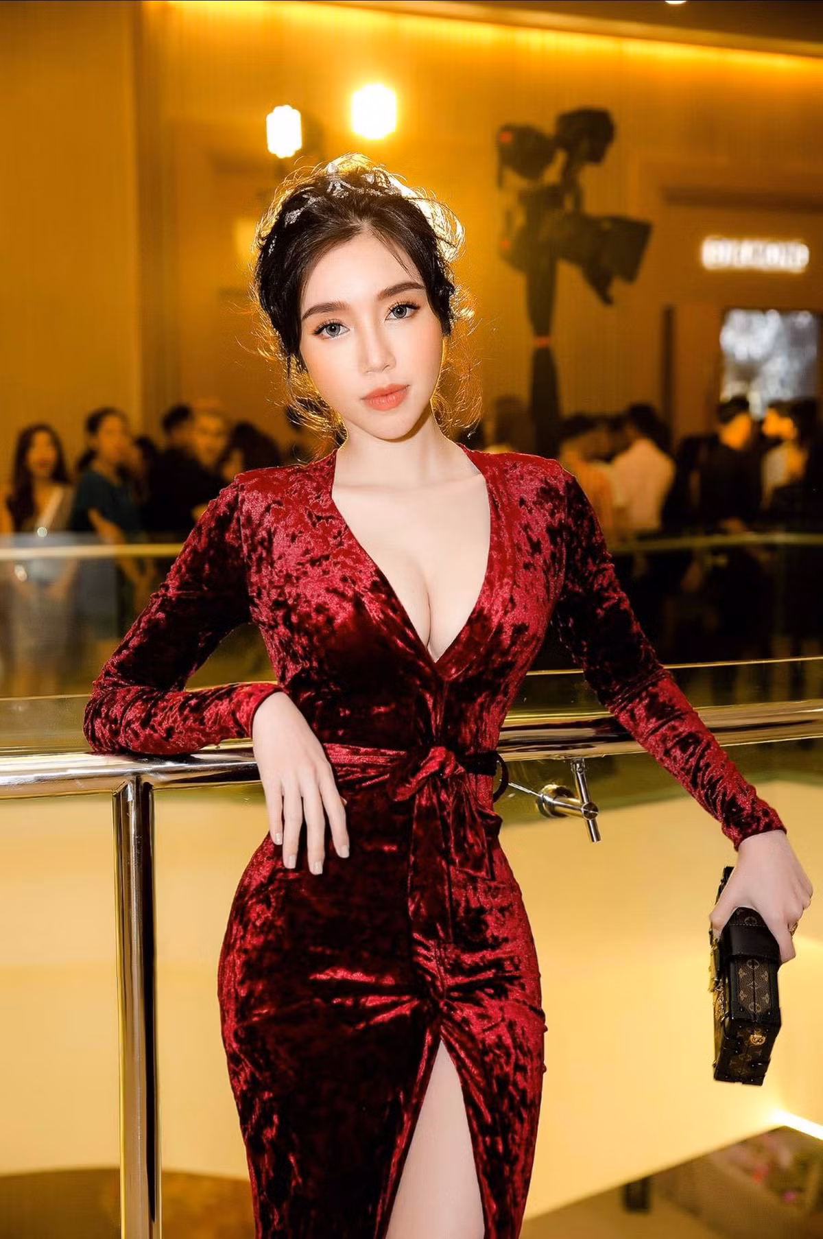 Sở hữu thân hình gợi cảm với số đo 3 vòng lý tưởng, Elly Trần luôn biết cách khoe trọn đường cong tuyệt mỹ dưới mọi góc chụp khiến người xem không thể rời mắt.