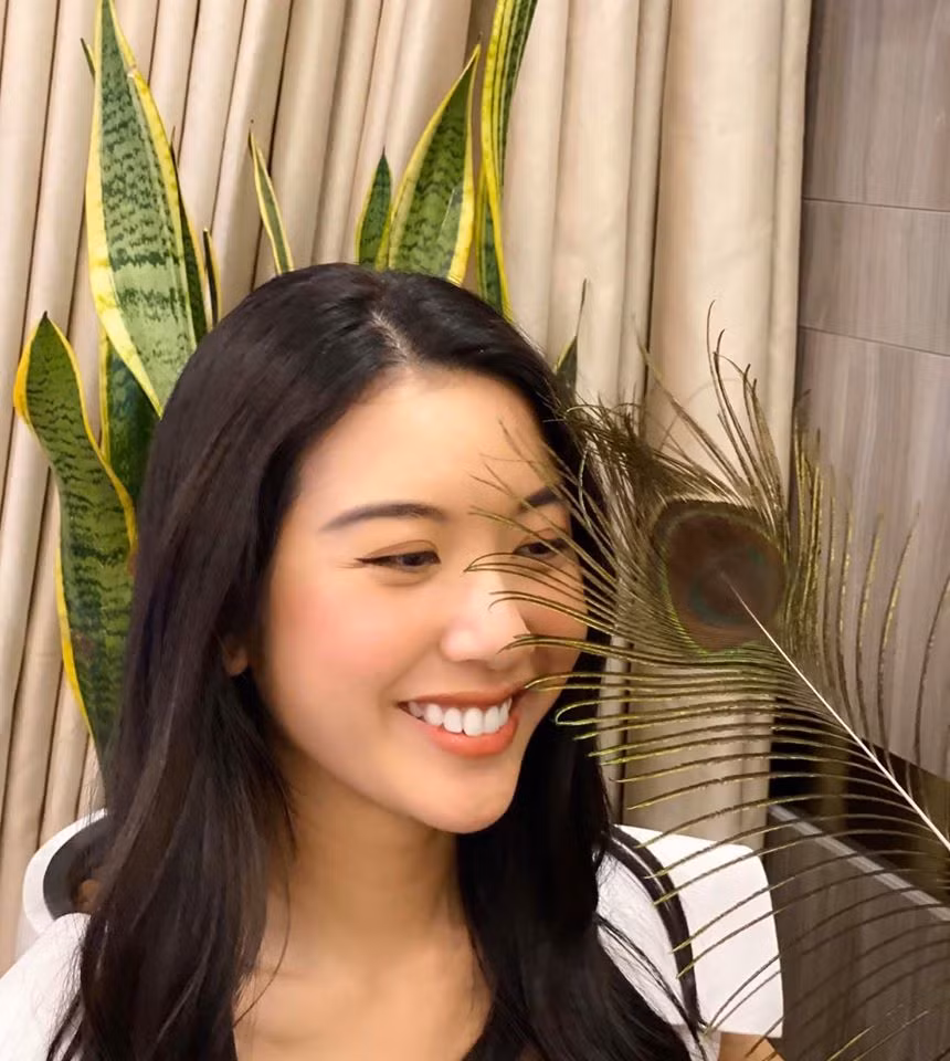 Khoe ảnh tươi cười rạng rỡ, Á hậu Thúy Vân viết: “Nếu bạn chỉ có duy nhất một nụ cười, hãy dành nó cho người mà bạn yêu thương”.