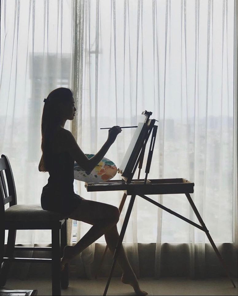 Hoa hậu Khánh Vân chia sẻ khoảnh khắc vẽ tranh và hỏi: “Vân nên vẽ gì vào một ngày đẹp trời thế này”. Gần đây, người đẹp có sở thích vẽ tranh vào những lúc rảnh rỗi.