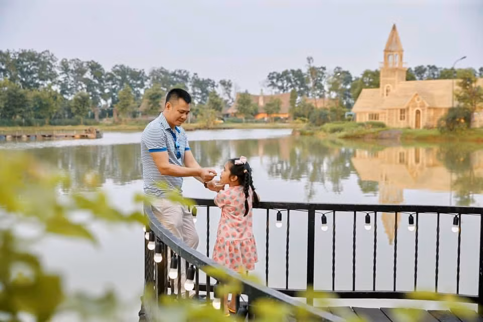 Khoe ảnh chăm sóc con gái, NSND Tự Long viết: “Con đã lớn nghĩa là cha đã già. Nhìn lại ảnh mà thấy khác xa. Ước chi thời gian trôi chậm lại. Chắc chắn là cha vẫn cứ già”. Trong ảnh là nghệ sĩ Tự Long và con gái.