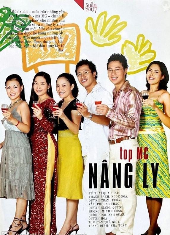 Lục lại ảnh chụp cho báo 13 năm trước, MC Quỳnh Hoa hỏi: “Cả nhà có nhận ra các MC này không ạ”.