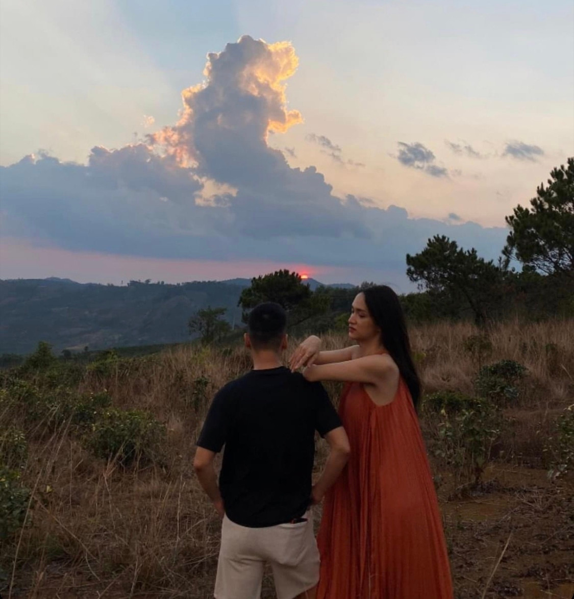 Hương Giang khiến người hâm mộ bất ngờ khi đăng ảnh thân thiết cùng chàng trai giấu mặt.