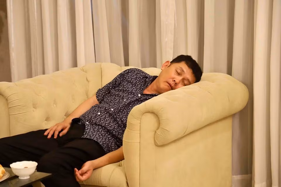 NSƯT Hữu Châu hài hước chia sẻ: “Ông bà xưa thường nói nam nhi chí tại bốn phương. Chính vì lẽ đó mà khi đang ăn ốc thì biết rằng mình đang nghĩ đến phương Đông. Đơn giản ốc nó ở ngoài biển mà. Chư vị ngủ thật ngon nghe”.