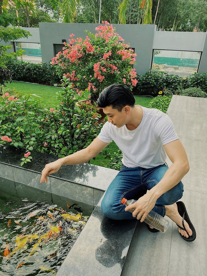 Đăng ảnh cho cá ăn, Quốc Trường hóm hỉnh viết: “Mẹ anh nói người yêu thương động vật thường yêu thương vợ mình. Không biết đúng không? Vì chưa có vợ”.