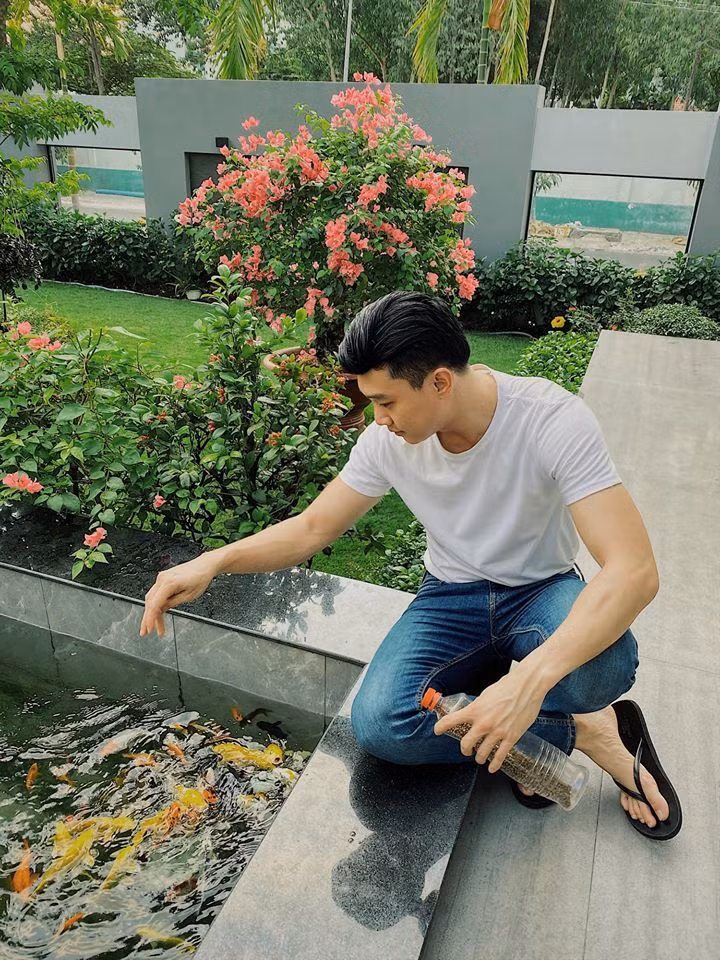 Đăng ảnh cho cá ăn, Quốc Trường hóm hỉnh viết: “Mẹ anh nói người yêu thương động vật thường yêu thương vợ mình. Không biết đúng không? Vì chưa có vợ”.