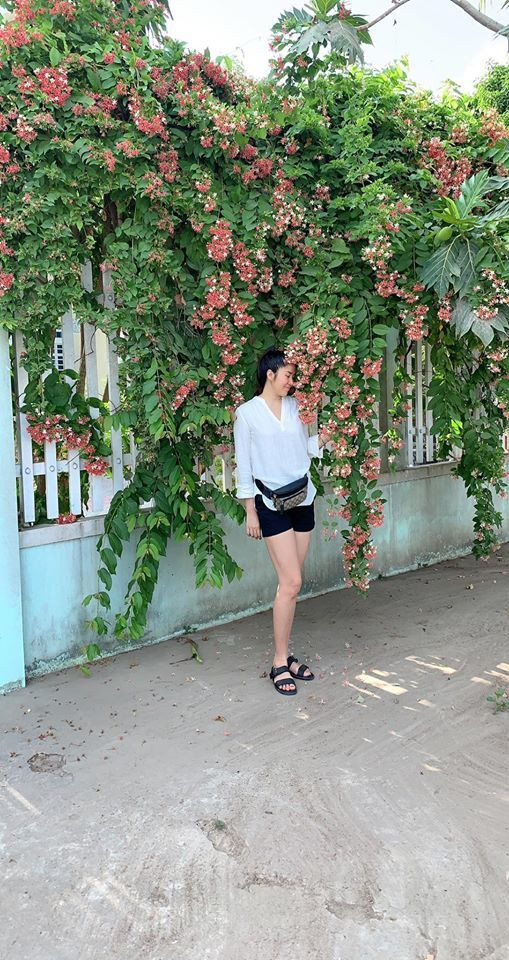 Lê Phương chia sẻ: “Vừa nghỉ xong một mùa Tết khá dài, nên dịp lễ này về quê chẳng tha thiết đi chơi, chỉ muốn tìm những hương vị thương quen thuở nhỏ! Tất cả sao mà thiệt đã”.