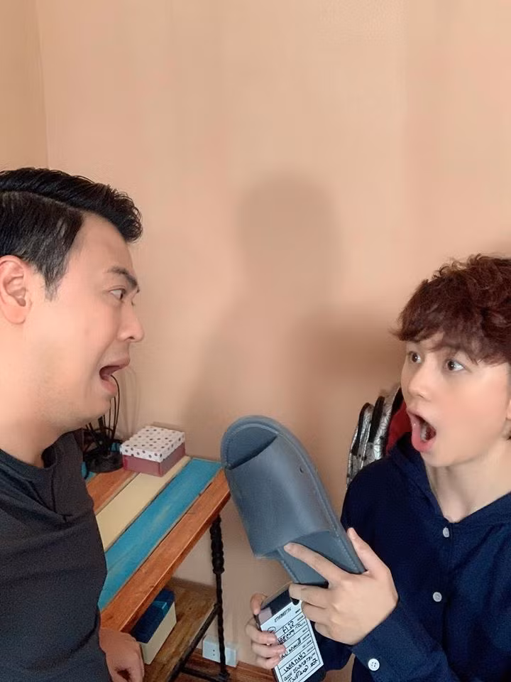 Đăng ảnh cùng Bảo Hân, Tuấn Tú hài hước: “Đã bị tóm! Quả này ăn bánh mỳ dép của Dương xoăn rồi”. Ánh Dương là tên nhân vật Bảo Hân đảm nhiệm trong phim Về nhà đi con.