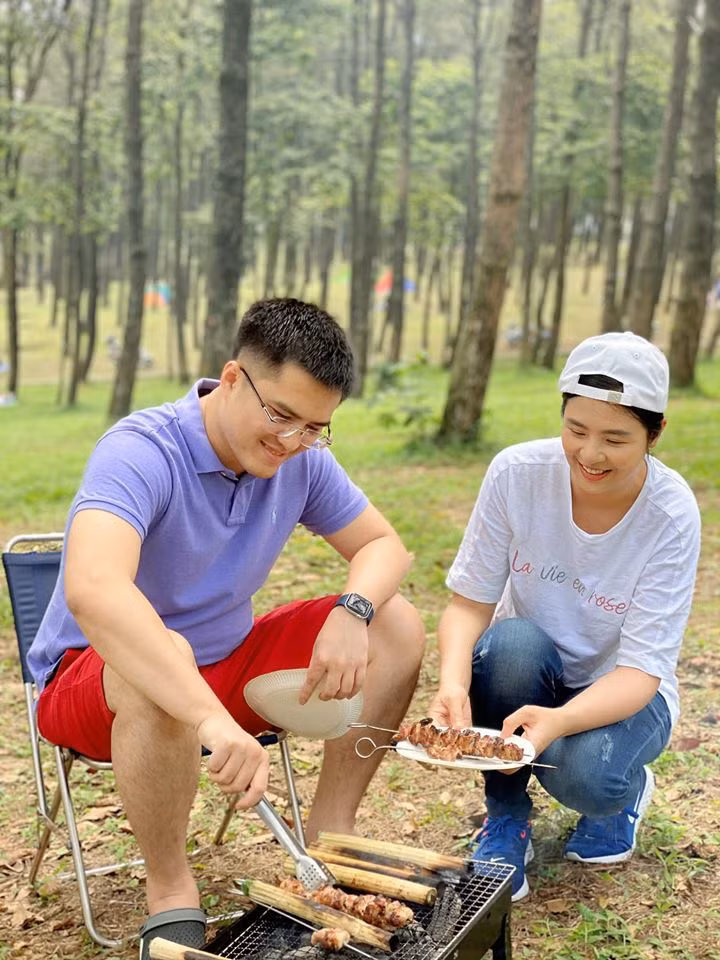 Hoa hậu Ngọc Hân chia sẻ khoảnh khắc đi dã ngoại cùng chồng sắp cưới và làm thơ: “Thanh xuân như đồi cỏ xanh. Anh thì nướng thịt, em thì cời than”.