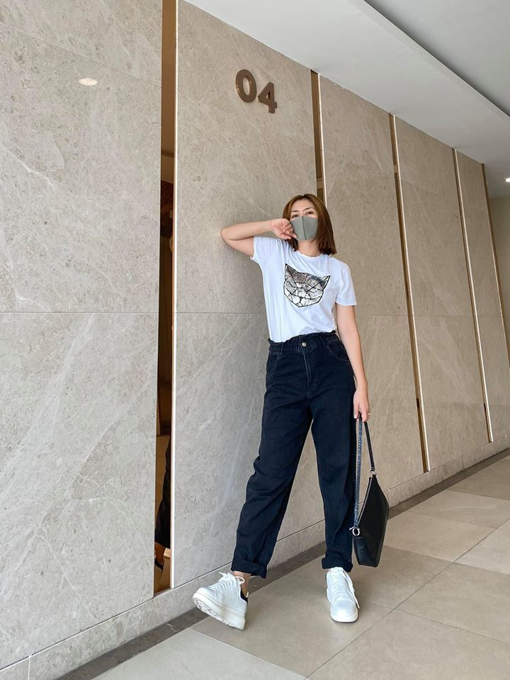 Ngọc Lan hài hước than: “Tầm này mà lên đồ thì chỉ có đi mua sữa cho ông chủ chứ chơi bời gì được. Chụp hình muốn dài thì cứ bắt thằng chụp nằm bẹp dưới sàn là có ngay tấm ảnh vai 5 tấc rộng thân 10 thước cao”. Ở nhà, cô thường gọi cậu con trai mình nhà ông chủ.