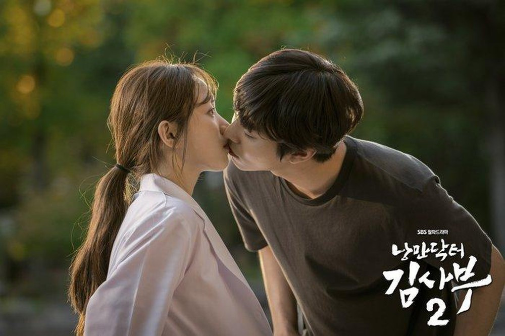  Ahn Hyo Seop – uống rượu lấy tinh thần: Trong Dr Romantic 2, Ahn Hyo Seop đã có cảnh quay để đời trong sự nghiệp diễn xuất của mình. Để diễn cảnh này, Ahn Hyo Seop thú nhận tình cảm nên rất nồng nàn, Ahn Hyo Seop đã tiết lộ: "Cảnh này thực sự không dễ quay, chính vì vậy tôi đã chuẩn bị một chai rượu và ngồi trong xe của đạo diễn uống một, hai ly để lấy tinh thần. Nhớ có rượu mà tôi đã hoàn thành cảnh quay trơn tru hoàn hảo".
