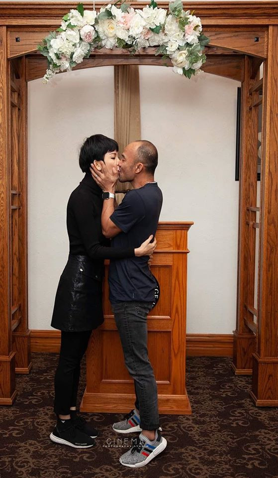 Cặp đôi còn liên tục khóa môi ngọt ngào.