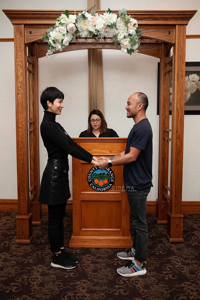 Khoảnh khắc vợ chồng Xuân Lan nắm tay nhau khi đi đăng ký kết hôn.