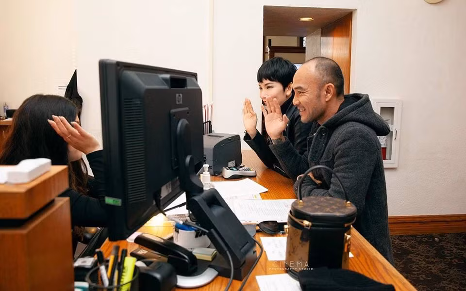 "Hôm nay là ngày trọng đại. Từ giờ trở đi em là người duy nhất gọi anh là chồng, anh là người duy nhất gọi em là vợ", nữ người mẫu viết.