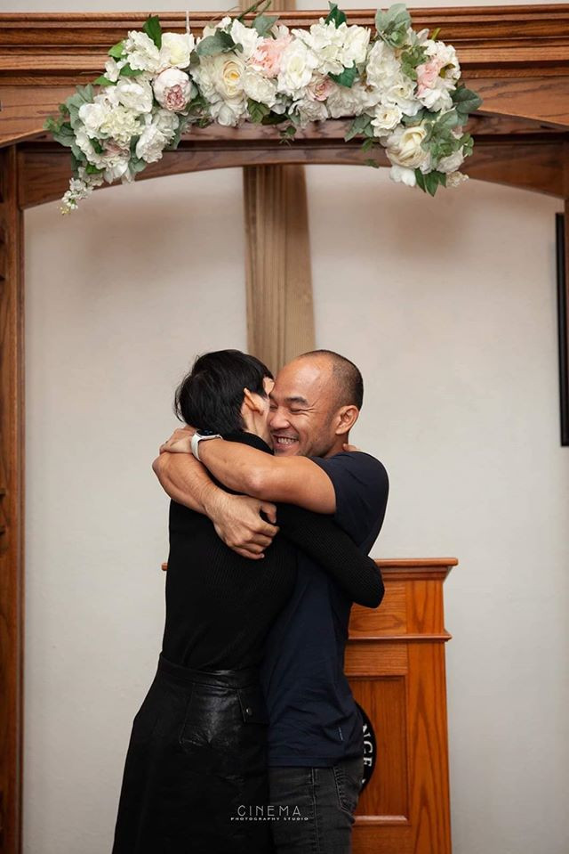 Xuân Lan và chồng hạnh phúc ôm chặt nhau trong ngày trọng đại.