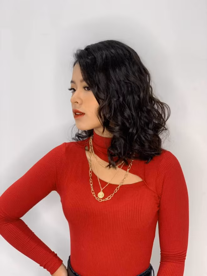 Hồng Khanh thử nghiệm nhiều phong cách trang điểm, làm tóc khác nhau. Cô đang trên đường đi tìm hình ảnh phù hợp nhất.