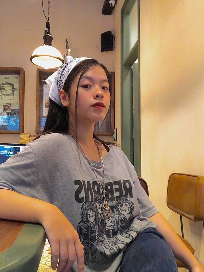 Phong cách trình diễn của con gái nghệ sĩ Chiều Xuân vẫn vui tươi, tự tin như thời thi Giọng hát Việt nhí.