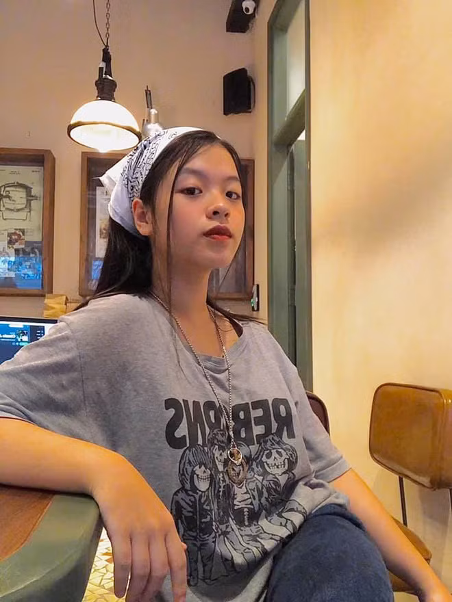 Phong cách trình diễn của con gái nghệ sĩ Chiều Xuân vẫn vui tươi, tự tin như thời thi Giọng hát Việt nhí.