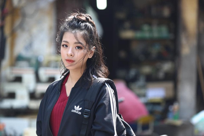 Bên cạnh âm nhạc, cô gái 16 tuổi còn yêu thời trang, làm đẹp, thường trổ tài mix-match đồ. Hồng Khanh tâm sự: "Tôi là người theo chủ nghĩa duy mỹ, nên cái gì đẹp tôi đều yêu thích. Tôi rất thích tự chọn trang phục, rồi phối theo nhiều phong cách".