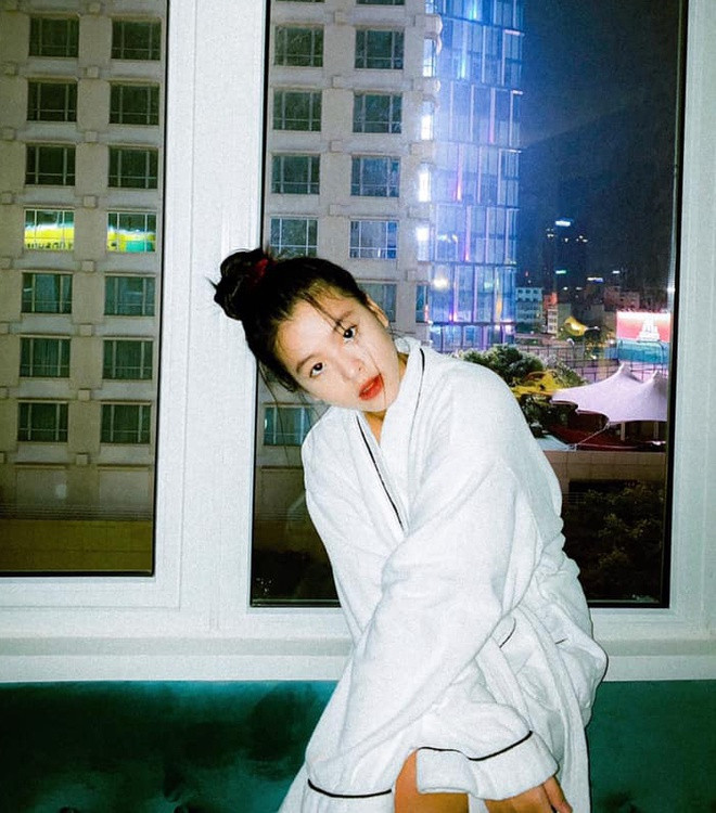 Thỉnh thoảng, Hồng Khanh đăng video ca hát ngẫu hứng trên trang cá nhân, trong đó có màn kết hợp cùng cha - nhạc sĩ Đỗ Hồng Quân.