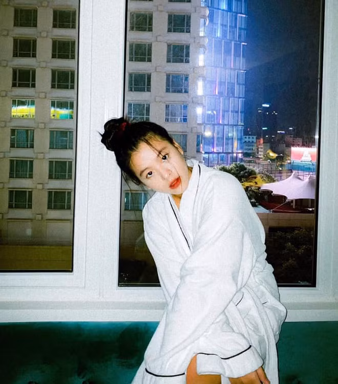 Thỉnh thoảng, Hồng Khanh đăng video ca hát ngẫu hứng trên trang cá nhân, trong đó có màn kết hợp cùng cha - nhạc sĩ Đỗ Hồng Quân.