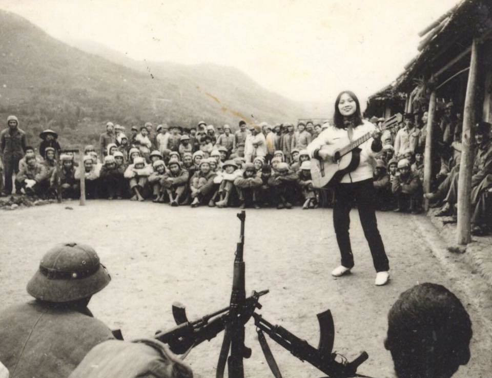 NSND Thái Bảo đăng lại bức ảnh từ năm 1984: "Tuổi trẻ của tôi là những kỷ niệm đẹp chạy suốt chiều dài của đất nước".