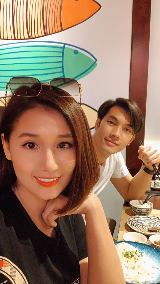 Lã Thanh Huyền và Nhan Phúc Vinh hẹn hò ăn tối cùng nhau. "Thấy có lỗi vì bỏ tôi ở nhà để đi Séc nên mời tôi đi ăn lẩu. Cũng tạm tha vì lẩu rất ngon và địa điểm đẹp nhé Nhan Phúc Vinh", nữ diễn viên nói.