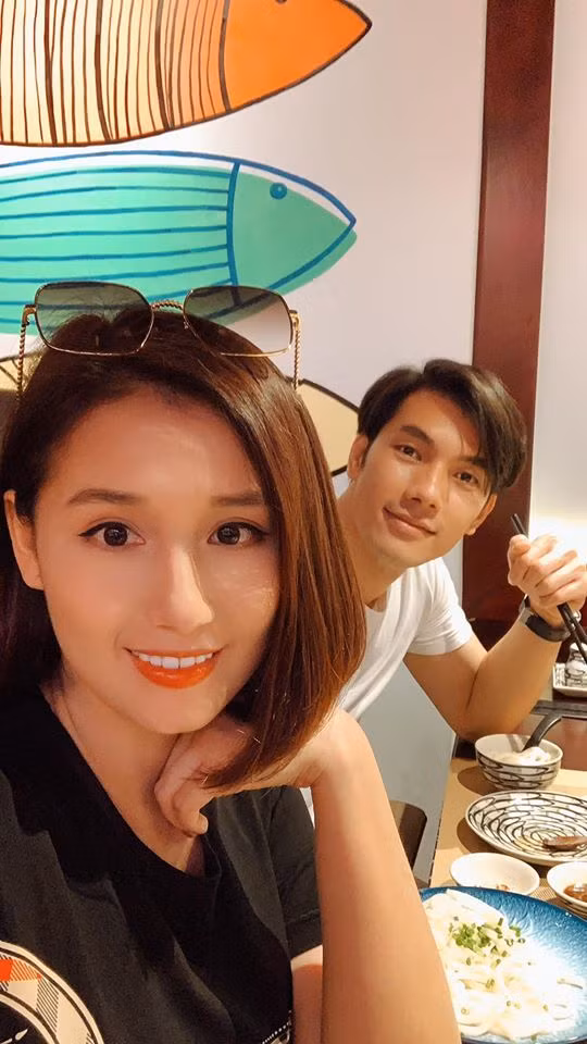 Lã Thanh Huyền và Nhan Phúc Vinh hẹn hò ăn tối cùng nhau. "Thấy có lỗi vì bỏ tôi ở nhà để đi Séc nên mời tôi đi ăn lẩu. Cũng tạm tha vì lẩu rất ngon và địa điểm đẹp nhé Nhan Phúc Vinh", nữ diễn viên nói.