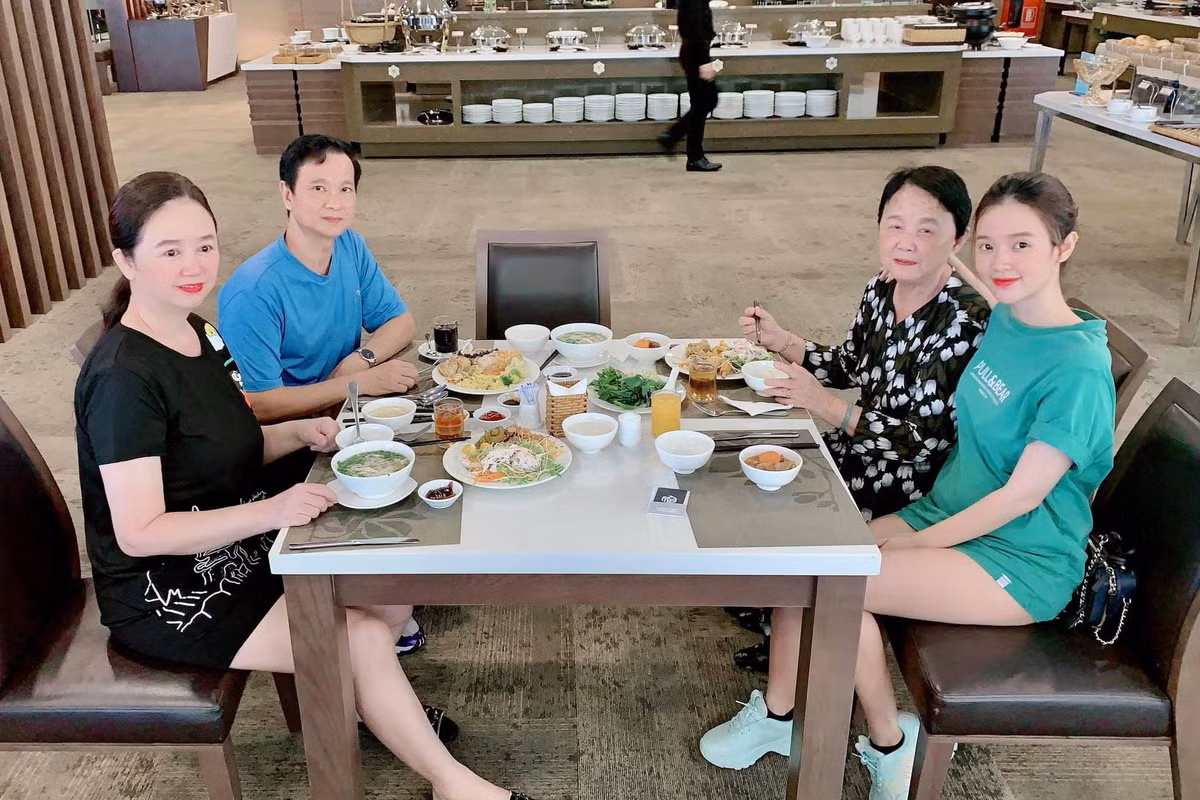 Midu dành thời gian để tận hưởng chuyến du lịch cùng gia đình. "Hãy trân trọng mỗi khoảnh khắc ở bên gia đình vì thời gian không thể quay trở lại", nữ diễn viên thổ lộ.