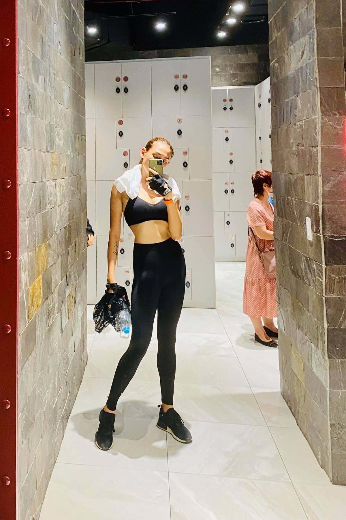 "Phấn đấu sau mùa dịch, ở nhà chán quá là phải đi tập", Võ Hoàng Yến đăng ảnh khi đi tập gym.