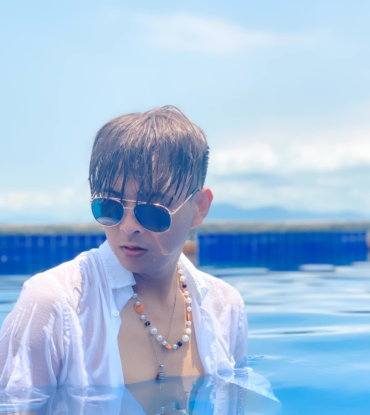 Hồ Quang Hiếu mát mẻ với bức ảnh chụp dưới nước cùng lời nhắn hóm hỉnh: "Trời nóng quá làm cái ảnh dưới nước cho hạ nhiệt cái nào".