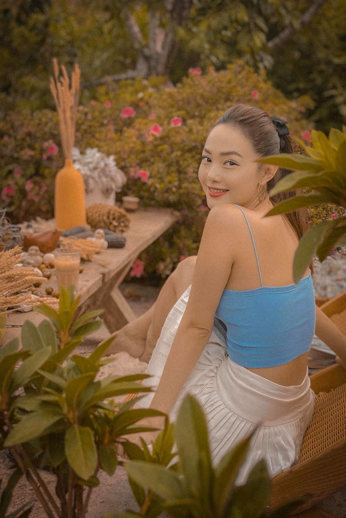 Tuy nhiên người đẹp cho biết cô vẫn bị giục lấy chồng. "Ai cũng hối cưới chồng nhưng không ai chỉ chồng cho lấy", ca sĩ Minh Hằng hài hước.