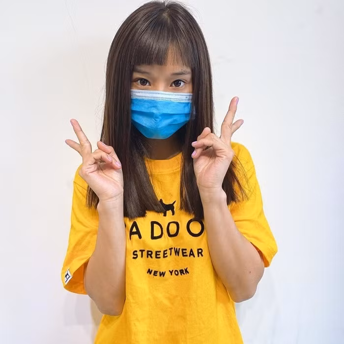 Chi bi Hoàng Yến đăng ảnh đeo khẩu trang nhắn nhủ mọi người nhớ đeo khẩu trang khi ra đường.