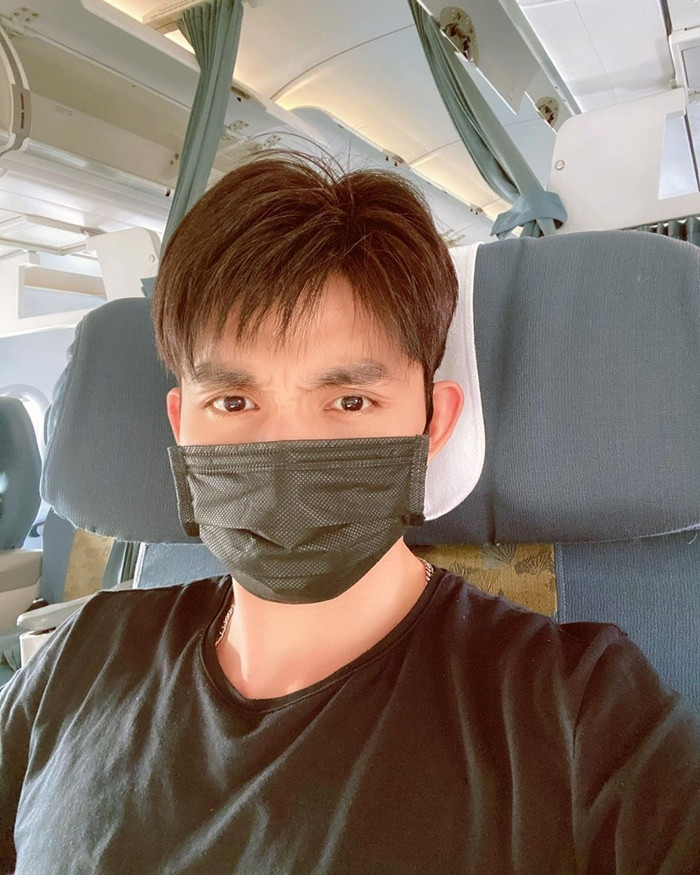 "Cô Vi 19 tuổi ơi, đừng đến nữa nhé cho dân tôi yên", Jun Phạm đeo khẩu trang mong bệnh dịch mau qua đi.