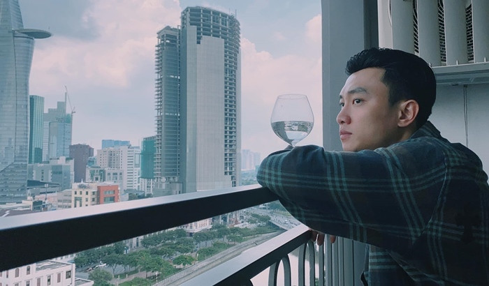 "Cầu mong mọi điều tốt lành đến cho mọi người, các doanh nghiệp và tổ quốc Việt Nam và hoàn thành tốt vai diễn hiện tại", Quốc Trường chia sẻ.