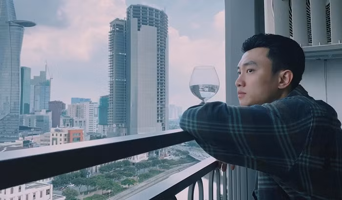 "Cầu mong mọi điều tốt lành đến cho mọi người, các doanh nghiệp và tổ quốc Việt Nam và hoàn thành tốt vai diễn hiện tại", Quốc Trường chia sẻ.