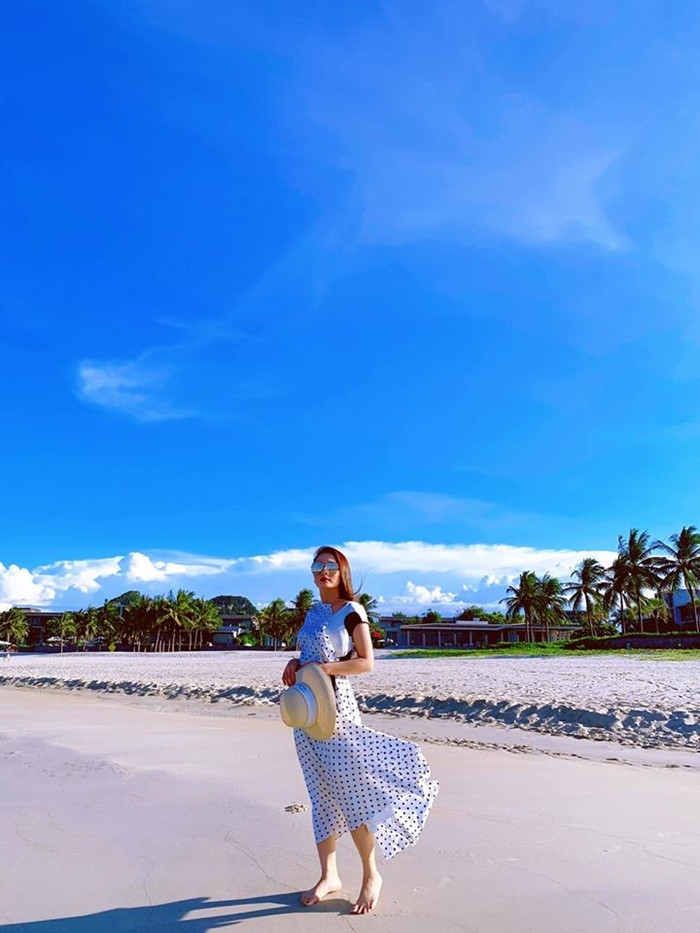 "Đà Nẵng trong tim Thanh. Rất nhiều kỷ niệm, rất nhiều tình yêu của mình dành cho nơi này, có những năm 2 vợ chồng đi ĐN tới tận 4-5 lần, cứ đi đi về về như là về quê ấy. Đà Nẵng cố lên", diễn viên Bảo Thanh chia sẻ kỷ niệm với Đà Nẵng.