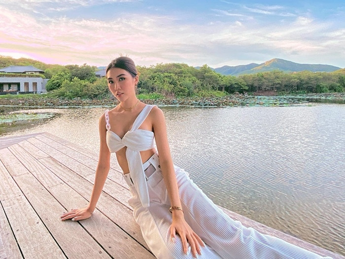 Tường Linh đăng ảnh khoe eo thon.