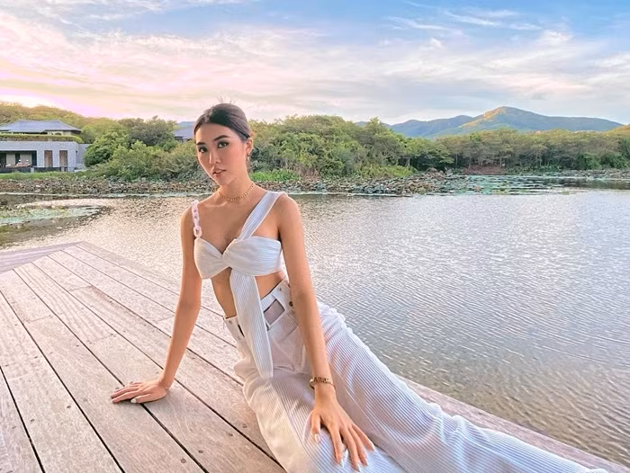 Tường Linh đăng ảnh khoe eo thon.