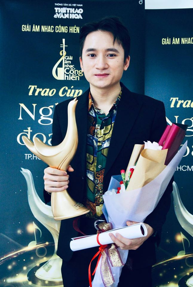 Ngoài thành tích khủng của Hoàng Thùy Linh, giải thưởng Âm nhạc Cống hiến 2020 cũng vinh danh Phan Mạnh Quỳnh ở hạng mục Nhạc sĩ của năm.