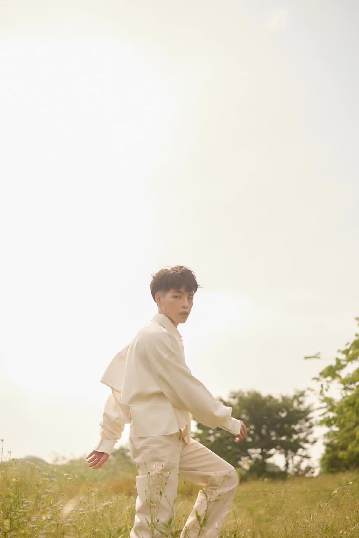 Người hâm mộ bày tỏ mong chờ ca khúc mới của anh trong lần trở lại.