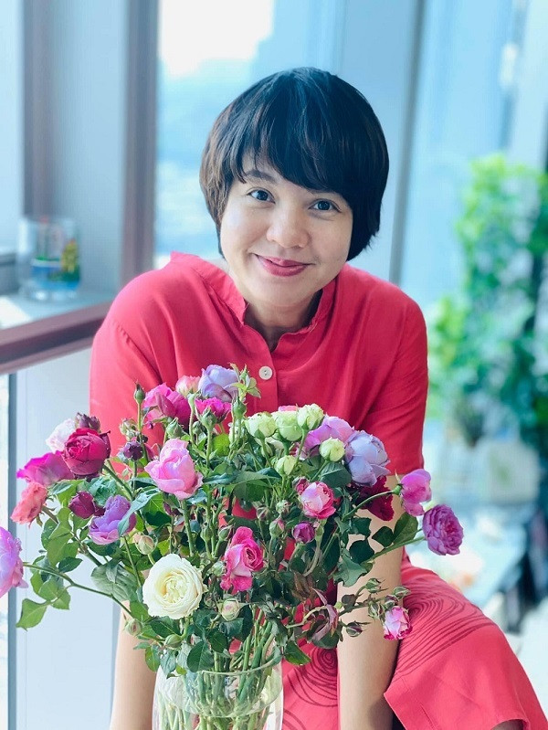 MC Diễm Quỳnh tươi tắn tạo dáng bên bình hoa do chính tay mình cắm.