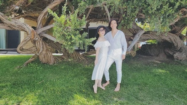 Việt Hương diện đồ tông-xuyệt-tông tình cảm bên ông xã. Dù kết hôn đã lâu, cặp đôi vẫn ngọt ngào, lãng mạn như thời mới cưới.