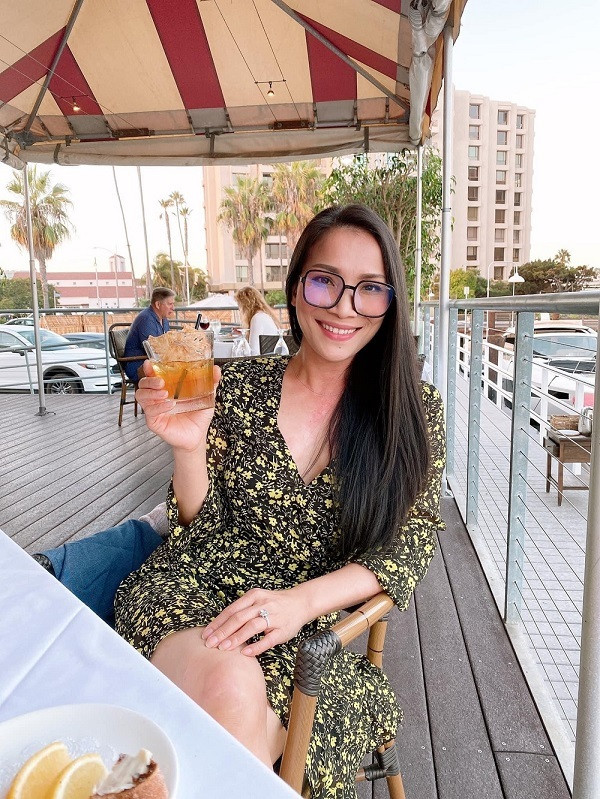 Hồng Ngọc tươi tắn hưởng thụ bữa sáng để bắt đầu ngày mới. Nhan sắc của nữ ca sĩ được nhiều người khen hồi phục nhanh sau tai nạn bỏng nặng.