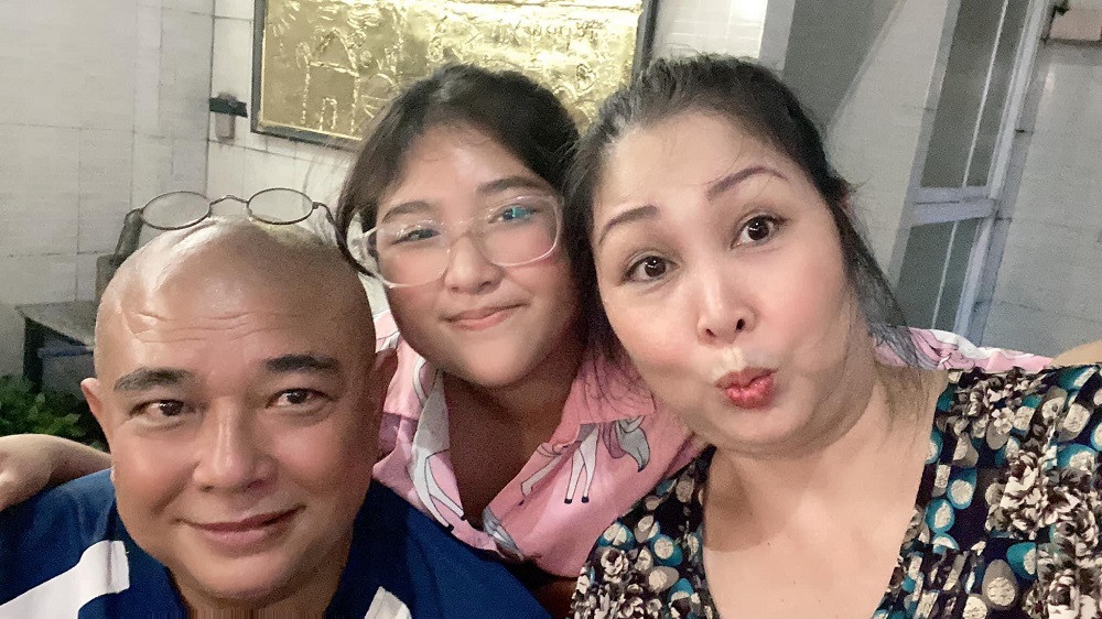NSND Hồng Vân nhí nhảnh chụp hình cùng ông xã Lê Tuấn Anh và con gái. Gia đình nữ nghệ sĩ thường chia sẻ những khoảnh khắc vui vẻ, hạnh phúc bên nhau.