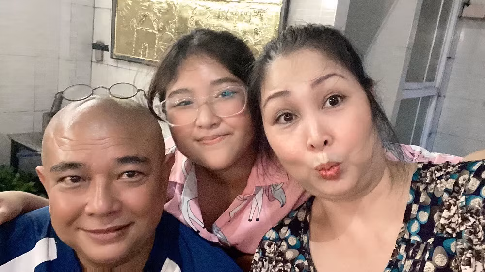 NSND Hồng Vân nhí nhảnh chụp hình cùng ông xã Lê Tuấn Anh và con gái. Gia đình nữ nghệ sĩ thường chia sẻ những khoảnh khắc vui vẻ, hạnh phúc bên nhau.