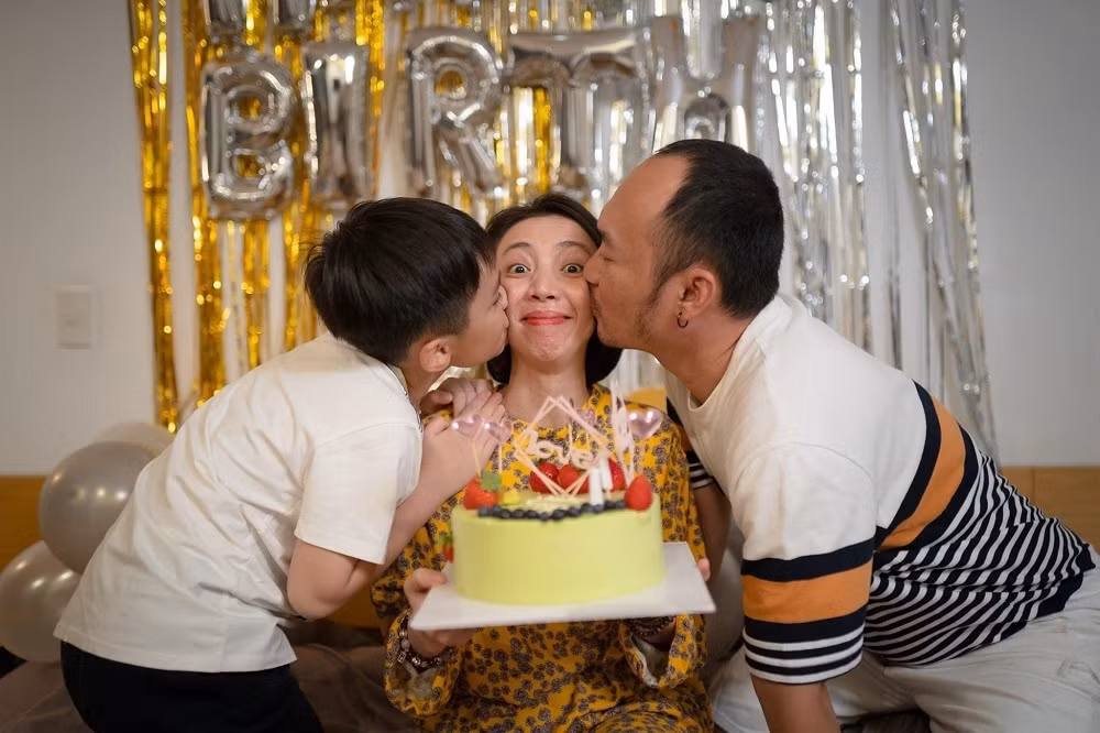 Thu Trang bất ngờ khi được ông xã Tiến Luật và con trai tổ chức sinh nhật. Diễn viên “Chị Mười Ba” cho biết món quà bất ngờ của chồng và con khiến cô hạnh phúc trong ngày đón tuổi mới.