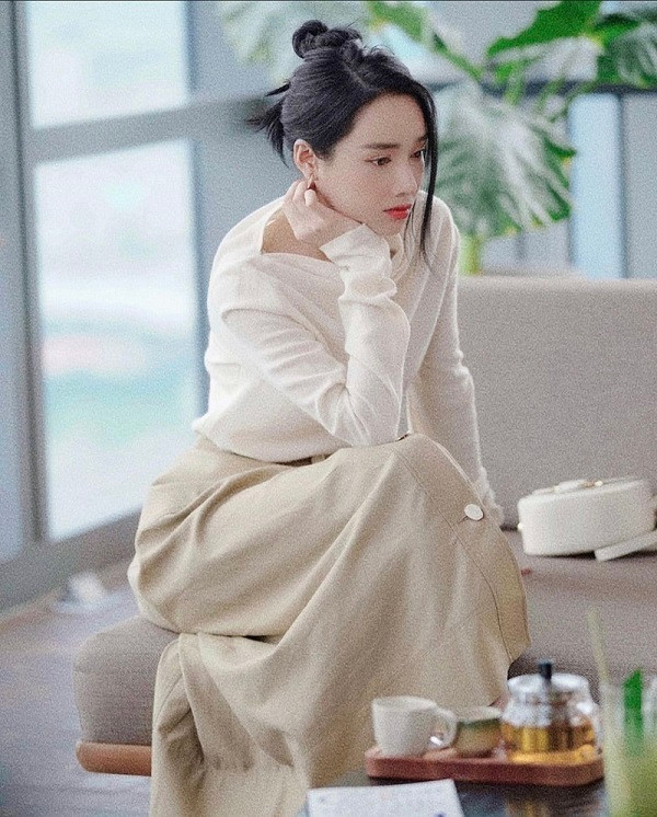 Nhã Phương chia sẻ bức ảnh thẫn thờ cùng dòng trạng thái: “Sao phải buồn” khiến nhiều người quan tâm.