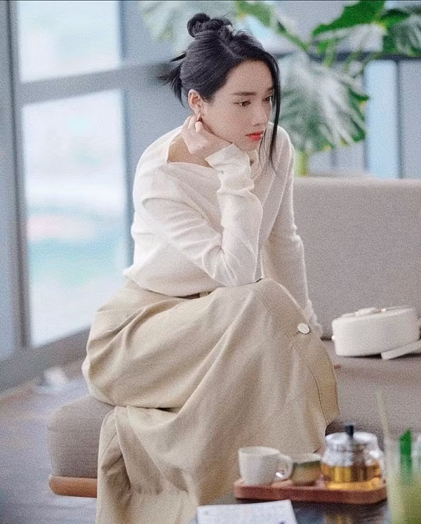 Nhã Phương chia sẻ bức ảnh thẫn thờ cùng dòng trạng thái: “Sao phải buồn” khiến nhiều người quan tâm.