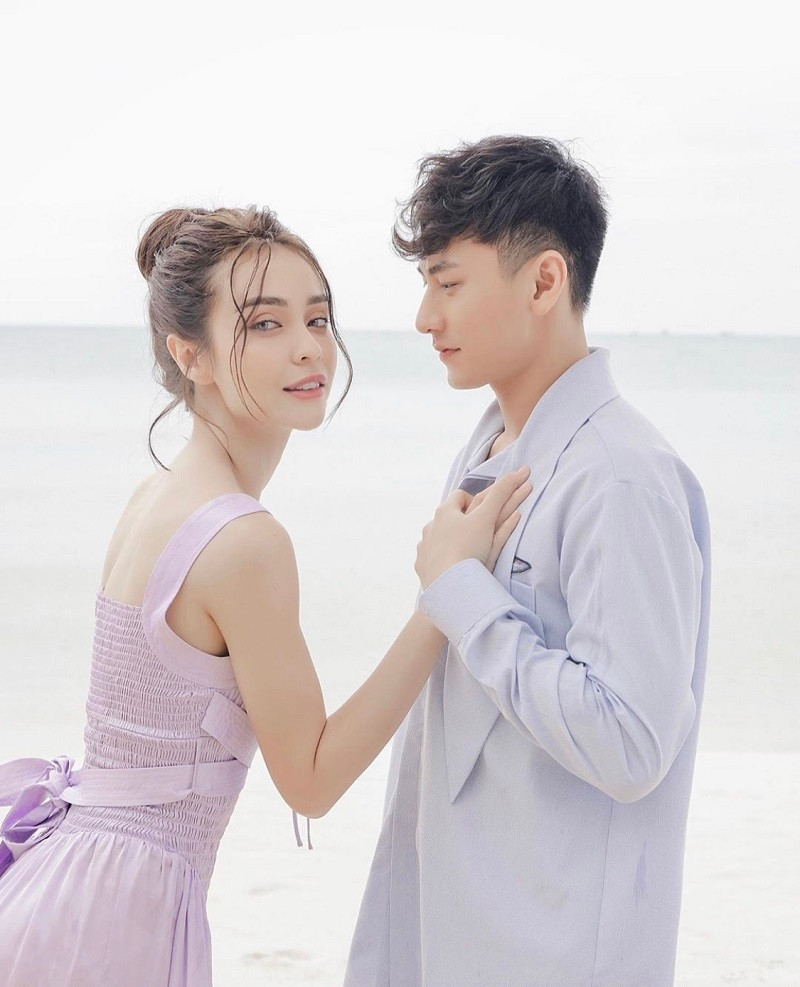 Isaac và Mlee thân mật chụp hình bên bờ biển. Thông qua bức ảnh được đăng tải, người hâm mộ cặp đôi dự đoán cả hai sẽ có dự án kết hợp trong thời gian tới.